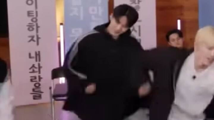 Nhảy vũ đạo nhóm nữ mà e dè rụt rè ư? Không đâu nhé! Có một chú chuột nhỏ đây, muốn nhảy thì phải nh