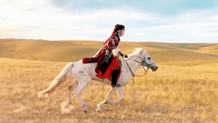 Both beautiful and飒! Let’s see just how perfectly hanfu and horseback riding go together!