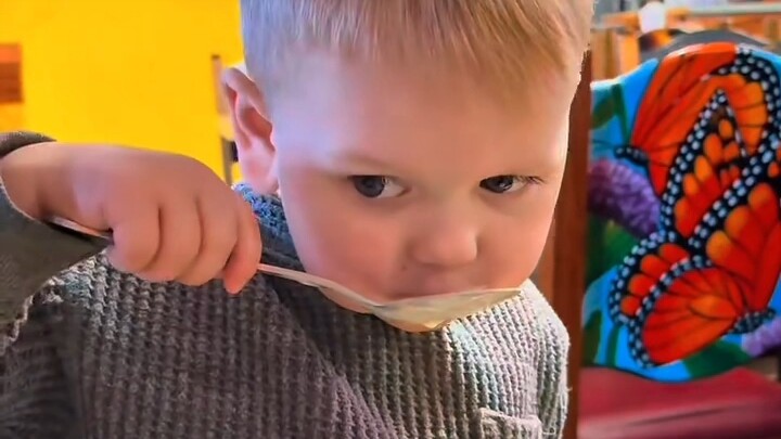 Bocah menggemaskan mengotori meja, sambil minum susu ia meminta maaf…