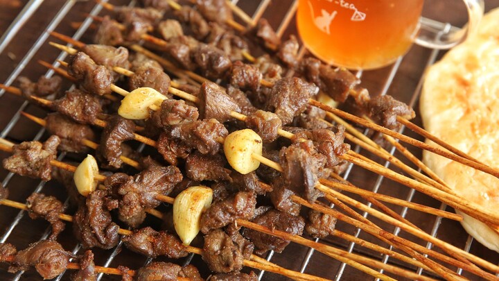 Dia Mulai Sombong Lagi! 1 kg Kaki Kambing Dibuat Menjadi Sate Kambing, Juga Disajikan Dengan Roasted Naan dan Kvass!