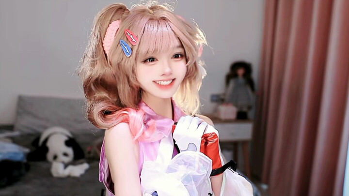 Guaranteed to match the cover: Endzone Eldeira cosplay
