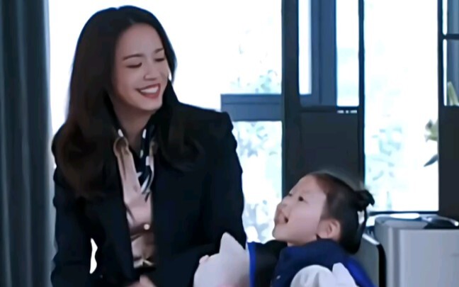 Dòng máu thật kỳ diệu biết bao, hai người lần đầu gặp nhau mà đã thân thiết đến thế!