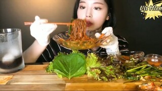 Heo quay, salat kim chi, tôm muối, kim chi trắng, kim chi lá mè cuối #amthuc
