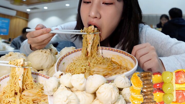 Who could resist a plump, white steamed-bun mountain? Salted‑egg‑yolk buns with instant noodles!
