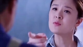 不同的场合不同的身份，在考场就是考生和监考老师的关系，和年纪没关系吧。