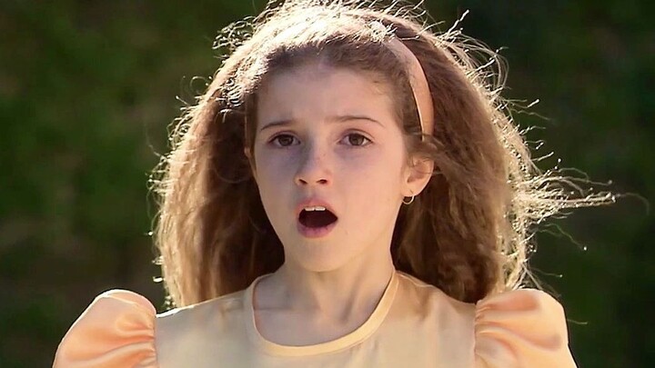 فتاة صغيرة في التاسعة من عمرها تطارد صبيًّا صغيرًا! لكن لم أتوقع أنه مجرد فتى مباشر. أحببته، حقًا أح