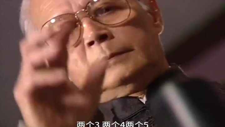 شاب يتحدى الجميع في لعبة الدومينو للانتقام لسيدته