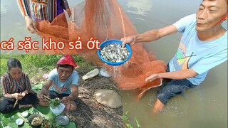 Kéo cá sặc kho sả ớt chấm rau muống đồng