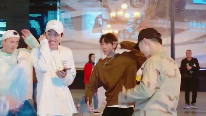 4 คน “รังแก” คนคนเดียว นี่เขาเป็นฮีโร่ประเภทไหนกัน!