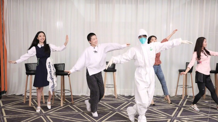 Yi Yang Qianxi danced the popular "Sairilang" in protective clothing, so cute!