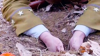 小孩给敌人下臭臭地雷，不料地雷威力巨大