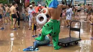 诡计多端的麦当劳，肌肉男摔倒地上要抱抱玛雅大姐