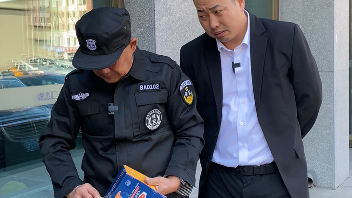 Mertua Manajer Lobi Datang Jadi Satpam di Pemandian