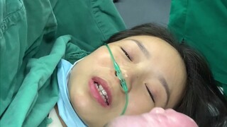 Khi người mẹ nhìn thấy đứa bé lần đầu tiên, bà lo lắng nhất là liệu đứa bé có thừa hưởng đường chân 