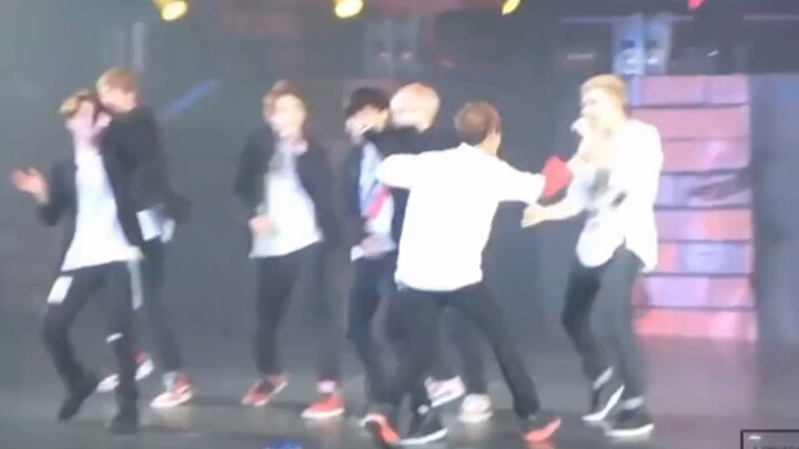 【Penggalian Arkeologi】Adegan ikonik BTS saat Jin menggoda V. Konser The Red Bullet di Hong Kong, 29 