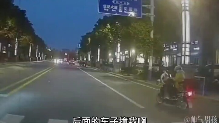 At this moment, a handsome guy is starving.