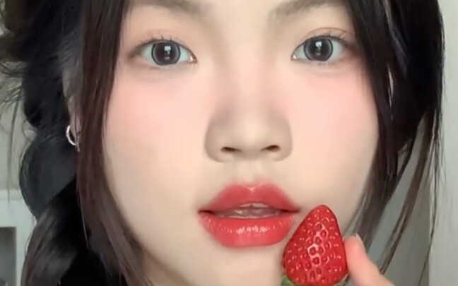 ไม่ใช่ว่าซื้อลิปสติกไม่ได้ แต่นักเรียนศิลปะผสมสีเองคุ้มค่ากว่าเยอะ