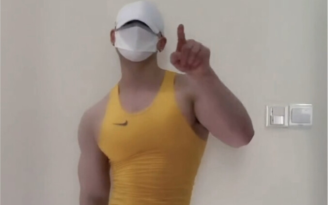 Ayo masuk dan lihat pria berotot imut menari