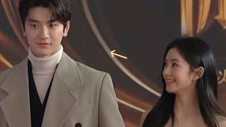 Lin Yi dan Liu Haocun dengan malu-malu saling meraba-raba, benar-benar bikin orang gila! Gak tahu la