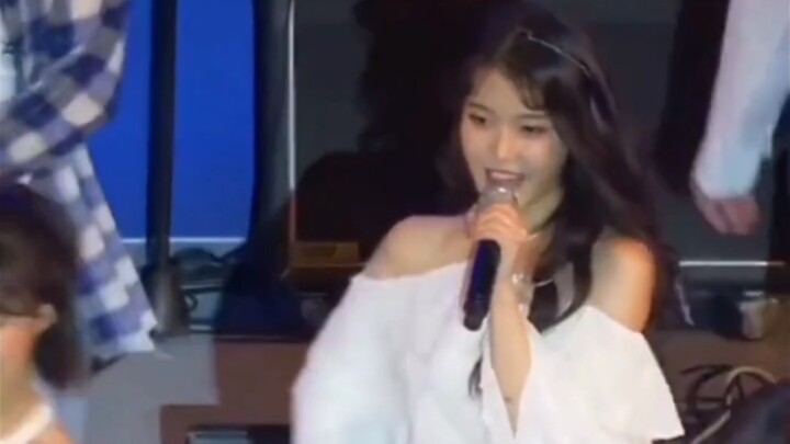 IU "Em gái quốc dân IU, phần nhạc đệm này nghịch ngợm quá đi mất