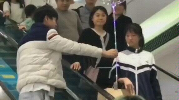 Benar-benar meminjam bunga untuk dipersembahkan kepada Buddha...