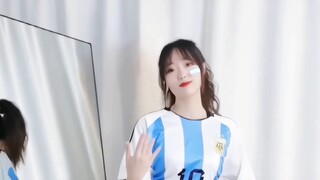 Ai sẽ lọt vào top bốn đêm nay? Brazil hay Argentina❤Các cô gái bóng đá ủng hộ World Cup "Waka Waka" 