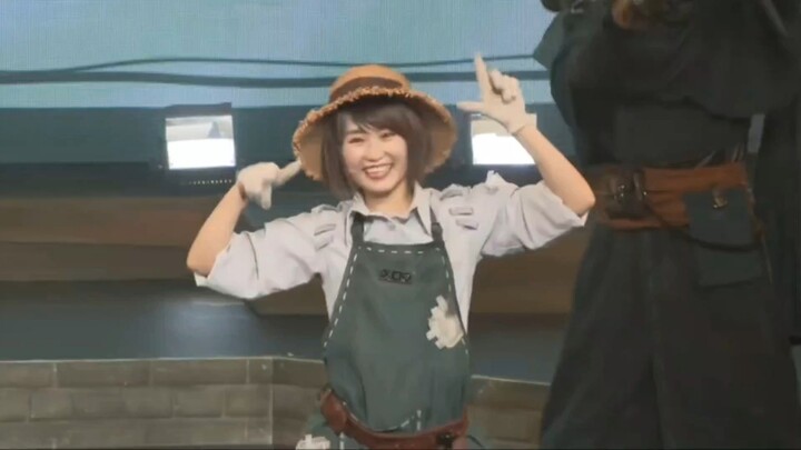 Cai Cheng Ding Ding dạy mọi người nhảy điệu Friends Revolution