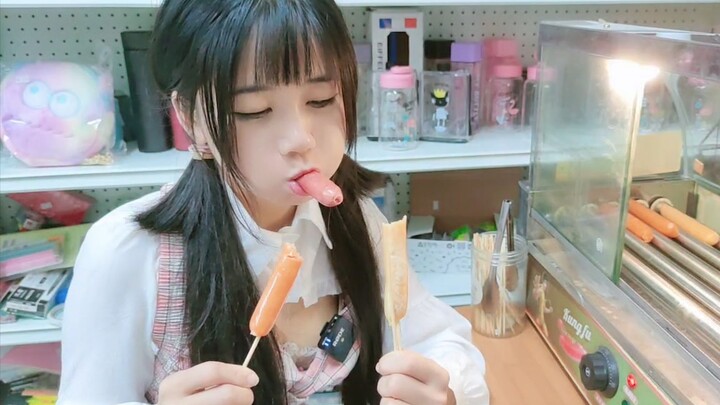 اشترت الفتاة 10 عبوات نقانق مشوية دفعة واحدة، وما زالت غير راضية حتى بعد إغلاق المحل!