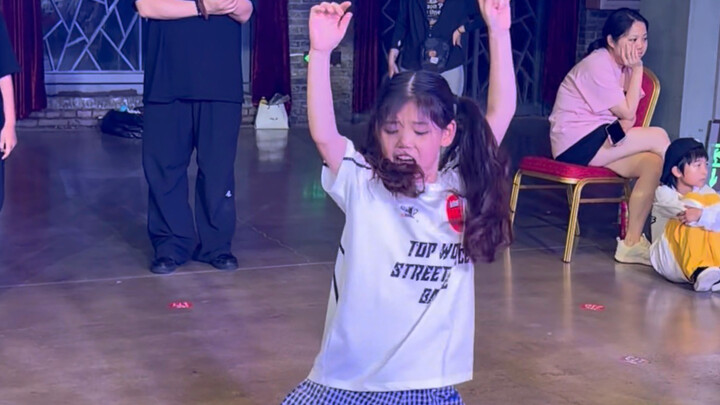 ฉันเดาว่าเธอคงไม่รู้ว่านี่คือเพลงของไมเคิล แจ็กสัน แต่ดูเหมือนว่าเธอจะเข้าถึงบรรยากาศของเพลงได้แล้วน