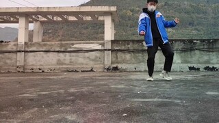Middle school students danced to EXO's "Roar", returning to the classic.