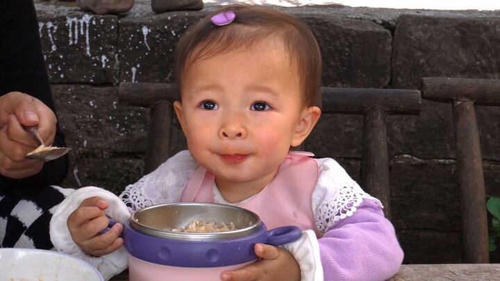 ต้มซุปจากปลาดุกบ่อผสมมะเขือเทศเชอร์รี เด็กวัยหนึ่งขวบครึ่งกินข้าวคนเดียวหมดไปหนึ่งชามใหญ่!