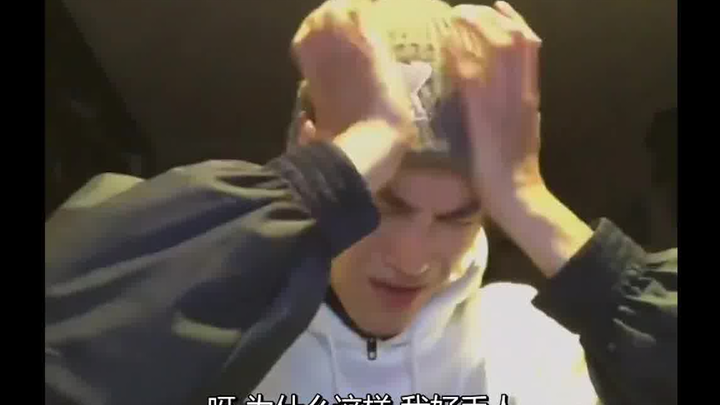 推热转!当得知粉丝全家都在看他vlive时的李泰容!哈哈哈好可爱