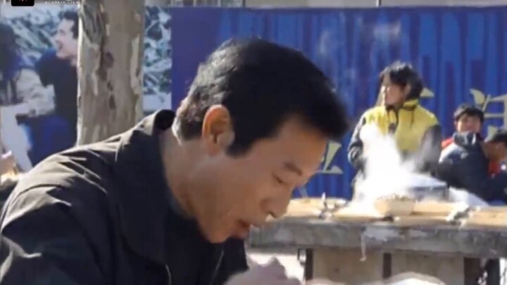 The taxi driver illegally parked to eat a box lunch, and the traffic police saw that he was just eat