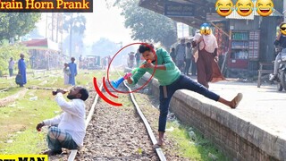 Best Of The Train Horn Prank 🤣🤣 แกล้งรถไฟในที่สาธารณะ พยายามไม่ดัง - โดย ComicaL TV