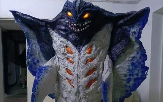 Membuat kostum monster Rigasot dari Ultraman Tiga