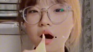 I can't stop laughing. I used a box of potato chips to make my sister imitate me. It looks weird. Ha