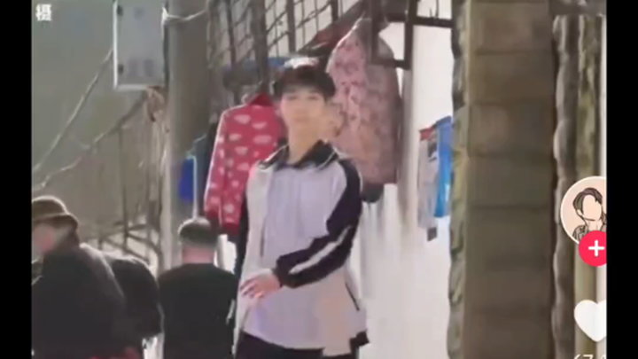 《tiktok》xem học sinh trung học trong nước nhảy múa quạt