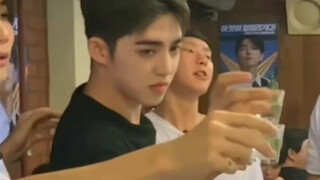 来看里兜的享受式喝小麦水 话说隔壁的鼠鼠真的很不省人事