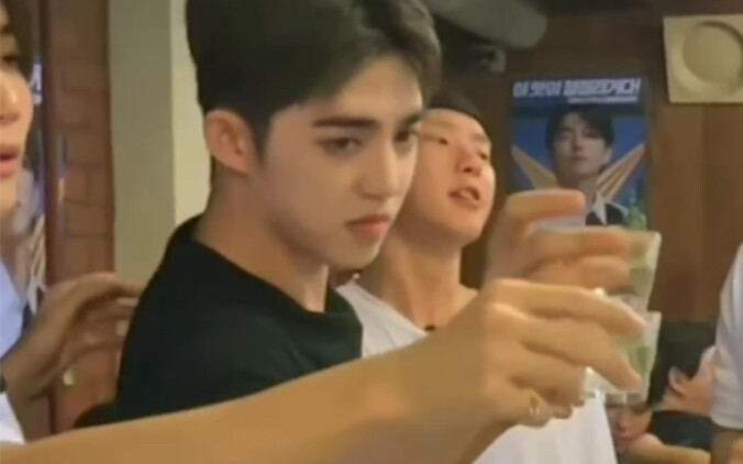 来看里兜的享受式喝小麦水 话说隔壁的鼠鼠真的很不省人事