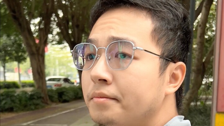 “บนถนนที่เต็มไปด้วยเหรียญหกเพนนี เขากลับเงยหน้ามองเห็นดวงจันทร์”