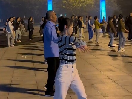 ขึ้นรถเที่ยวสุดท้ายที่ความรักลุกเป็นไฟไปเลย! #เต้นลานกว้างกับเสี่ยวหลูปาน #เริ่มใช้ชีวิตวัยเกษียณก่อ