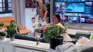 房主多年没回家叫开锁师傅开门 没想到毛坯变精装 开锁师傅:客户有证 没有开错