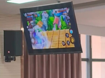 Technology changes life—IR remote control and wireless screen mirroring let you go all out anytime, 