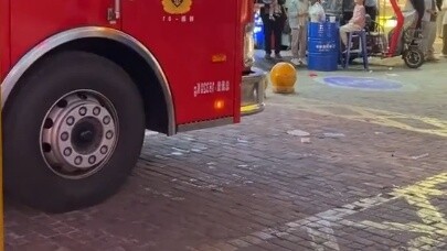 Pintunya tidak bisa dibuka, sehingga petugas pemadam kebakaran tidak punya pilihan selain membuka pa