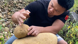 Pria tangguh Tiongkok membelah kerikil dengan telapak tangannya dan mengejutkan pasukan khusus AS