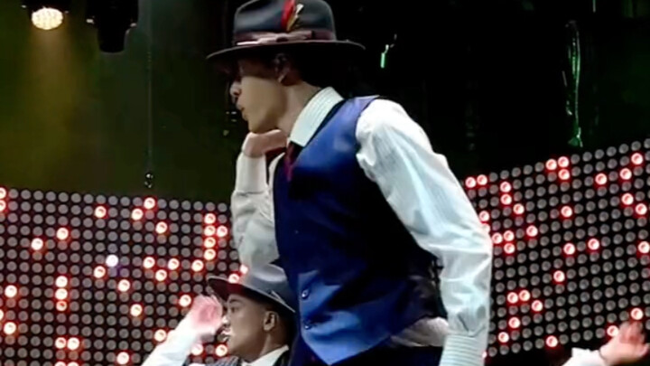 أنا حقًا أحب هذه اللقطة كثيرًا... لقطات مباشرة عالية الدقة لأداء فريق وانغ يبو J5 الرباعي.