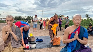 Cảnh Tuyệt Đẹp Sư Minh Nhuận,Sư Trí Hải nghĩ qua đêm Bãi Đất trống”VL”Bà Con kéo đến cúng dường.