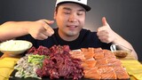 Thánh ăn hàn quốc mukbang ăn thịt tươi rói, cá hồi, sashimi thịt bò, và bạch tuộc nhỏ sống cực ngon