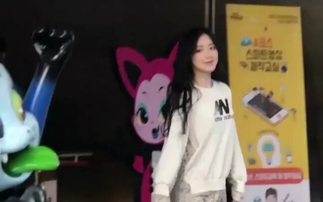 【ييه شوهوا】شوهوا التي تتردد في الخروج بسبب المعجبين في الخارج تبحث بخجل عن الأخت.