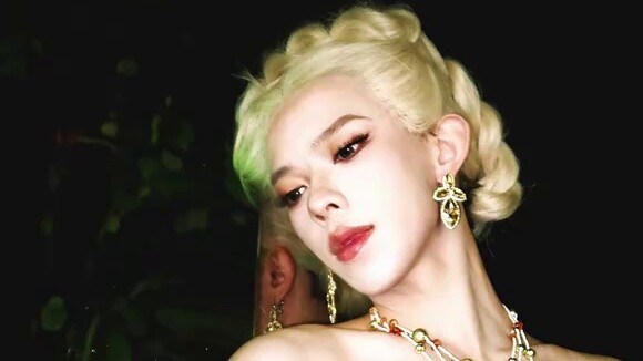 هل طلب مني أحدهم أن أرتدي زي الحرب المذهبة وأتجول في جامعة قوانغشي المالية والاقتصادية؟؟